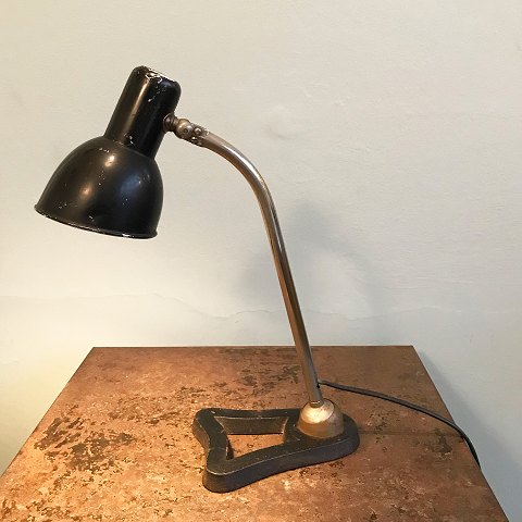 Lille bordlampe i sortmalet jern.